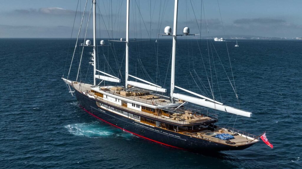 jeff bezos yacht